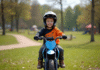 Les meilleurs modèles de moto Piwi en 2025 Garçon de 8 ans souriant en motocross sur une moto moderne