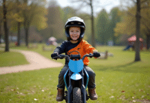 Les meilleurs modèles de moto Piwi en 2025 Garçon de 8 ans souriant en motocross sur une moto moderne