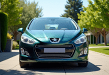 Voiture Peugeot 308 2015 en extérieur dans une allée ensoleillée