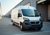 Véhicule Peugeot Boxer blanc sur quai industriel en journée