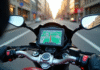 GPS moto : avantages, utilité et fonctionnalités en 2025 Tableau de bord moto avec GPS numérique en ville