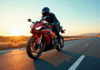 Moto Yamaha R1 en mouvement sur une route en or